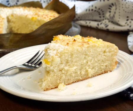 Bibingka是一种天然无谷蛋白的甜椰奶蛋糕!这款松软的菲律宾蛋糕使用了米粉，让它有了独特的质地和美味的味道!| www.CuriousCuisiniere.com