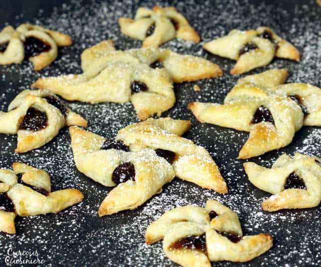 软而薄的馅饼围绕着美味的果酱Joulutorttu，节日的芬兰圣诞明星饼干。| www.CuriousCuisiniere.com