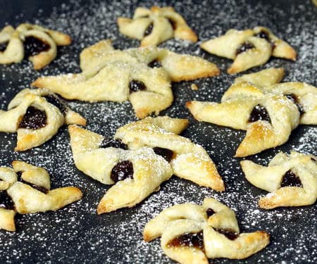 柔软和片状糊状物围绕着Joulutorttu的美味果酱，节日芬兰圣诞星曲奇饼。|m.jamahire.com.