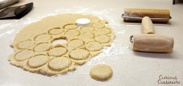 Vaniilice是咬塞尔维亚香草饼干，这是严重上瘾的。用坚果甜味和软堵塞填充，它们是添加到你的下一个cookie拼盘的完美配方！| www.CuriousCuisiniere.com