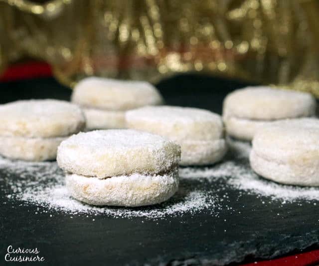 Vaniilice是咬塞尔维亚香草饼干，这是严重上瘾的。用坚果甜味和软堵塞填充，它们是添加到你的下一个cookie拼盘的完美配方！| www.CuriousCuisiniere.com