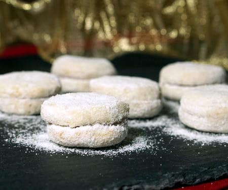香草是一口大小的塞尔维亚香草饼干，非常上瘾。有坚果的甜味和柔软的果酱馅，它们是添加到你的下一个饼干拼盘的完美食谱!| www.CuriousCuisiniere.com