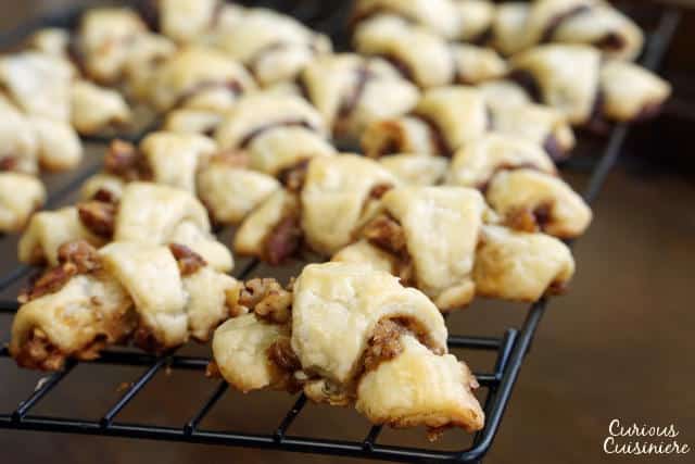 我们的覆盆子巧克力酥皮饼干和肉桂核桃酥皮饼干将简单的面团和令人渴望的馅料结合在一起，创造出不可抗拒的饼干。| www.CuriousCuisiniere.com