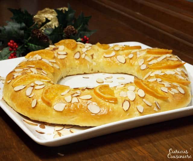 Rosca de Reyes是一种软的、微甜的、有橙色香味的面包，传统上在主显节(Feast of Epiphany)时，人们会配上一杯热巧克力吃。| www.CuriousCuisiniere.com