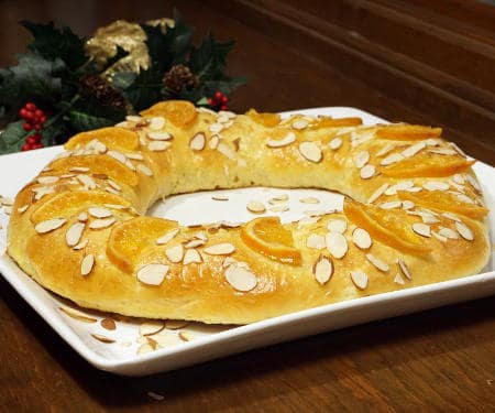 Rosca de Reyes是一种柔软，轻薄的橙色香味面包，传统上与​​eBiphany的盛宴一起用一杯热巧克力吃。| www.CuriousCuisiniere.com