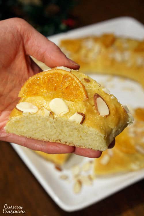 Rosca de Reyes是一种软的、微甜的、有橙色香味的面包，传统上在主显节(Feast of Epiphany)时，人们会配上一杯热巧克力吃。| www.CuriousCuisiniere.com