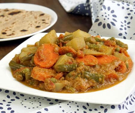 南印度菜Korma是一种乳白色的椰子咖喱，在香料上是轻的，但味道很大。这件美味的菜肴很容易享受周末晚餐！|m.jamahire.com.