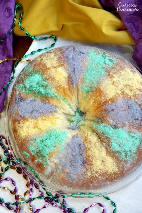 如果你曾经想做一个狂欢节国王蛋糕，这是你的一年!这种传统的狂欢节面包是一个有趣的款待，每个人都会喜欢!| www.CuriousCuisiniere.com