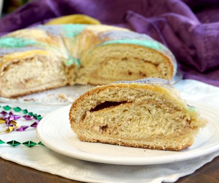 如果你曾经想制作狂欢节王蛋糕，这是你的一年！这种传统的狂欢节面包是一个有趣的让每个人都爱！| www.CuriousCuisiniere.com