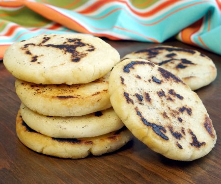 无论你是想知道如何制作玉米饼，还是从未听说过，你一定会爱上这些简单而多用途的南美玉米面包圈!| www.CuriousCuisiniere.com