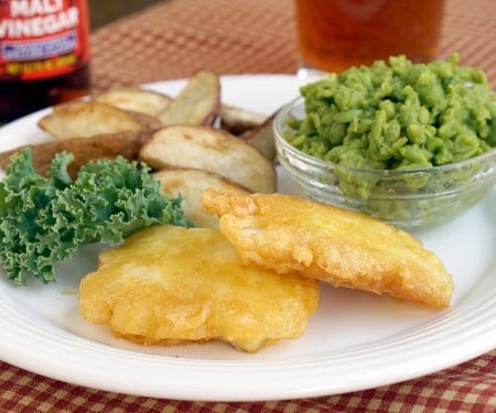 脆饼鱼，配上薯条和豌豆糊。你们管它叫“炸鱼薯条”还是“炸鱼油”?不管怎样，英国的炸鱼薯条都是一种非常舒适的食物!| www.CuriousCuisiniere.com