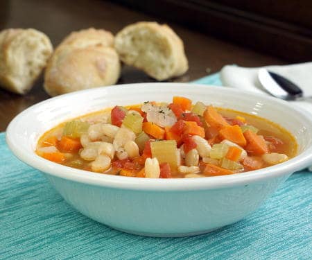 法索拉达是一种丰盛、健康、简单的希腊豆汤，是完美的素食晚餐。| www.CuriousCuisiniere.com