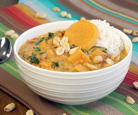 这款素食的非洲甘薯花生汤是一个完美的，舒适的秋季食谱，充满了甜和坚果的味道。| www.CuriousCuisiniere.com