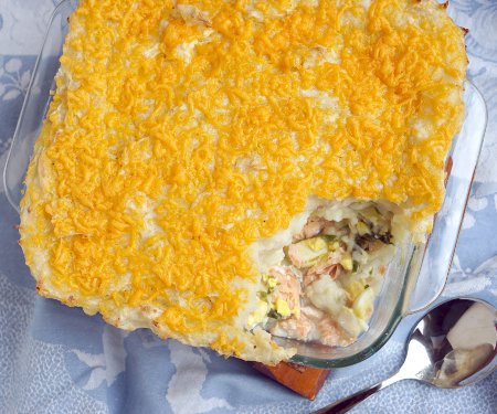 英国鱼派充满了厚实的海鲜和切达干酪，它不同于你所遇到的任何鱼派。| www.CuriousCuisiniere.com