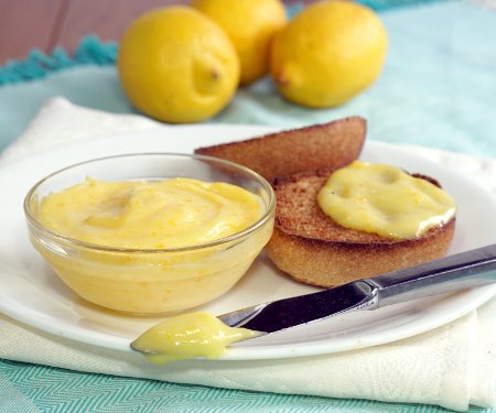 这种自制的梅耶柠檬凝乳很容易制作和储存。让柠檬凝乳为您的早餐带来一股清新的春天气息吧!| www.CuriousCuisiniere.com