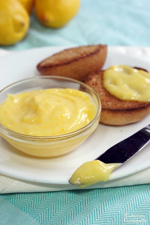 这种自制的梅耶柠檬凝乳很容易制作和储存。让柠檬凝乳为您的早餐带来一抹清新的春意!| www.CuriousCuisiniere.com