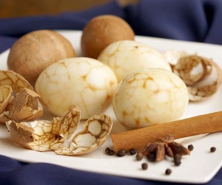 今年，你可以用这些中国大理石茶叶蛋在染色鸡蛋上做一个新花样。浸泡的液体让鸡蛋有一种淡淡的甜味和咸味，让这些鸡蛋与众不同!| www.CuriousCuisiniere.com
