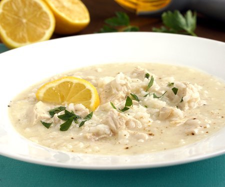 Avgolemono是一种清淡的希腊汤，将鸡肉、米饭和柠檬混合在一起，做成一顿提神的正餐或开胃菜。| www.CuriousCuisiniere.com