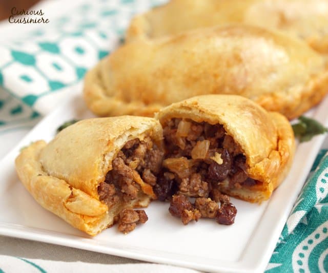 智利empanadas de Pino是美味的牛肉Empanadas,装满了意外的成分,如葡萄干,橄榄和煮熟的鸡蛋。这些在去的时候做得很好,非常适合前进的餐!|m.jamahire.com.