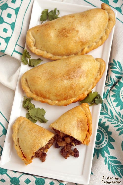智利empanadas de Pino是美味的牛肉Empanadas,装满了意外的成分,如葡萄干,橄榄和煮熟的鸡蛋。这些在去的时候做得很好,非常适合前进的餐!|m.jamahire.com.