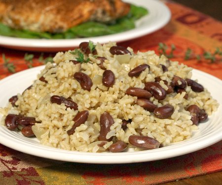 牙买加米饭和豌豆(或加勒比红豆和椰子米饭)是一道简单而美味的配菜，为您的膳食带来有趣的热带风味。| www.CuriousCuisiniere.com