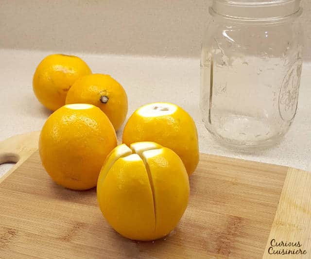 摩洛哥腌柠檬制作简单，在传统的非洲和中东烹饪中有很多用途，也有独特的现代风味。| www.CuriousCuisiniere.com