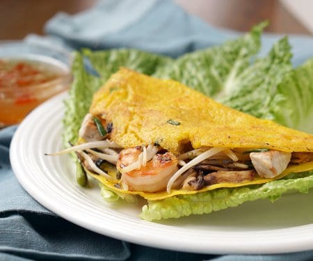 Bánh xèo是美味的越南煎饼，把清淡的大米面糊和独特的馅料组合在一起，是一种美味酥脆的早餐或小吃!| www.CuriousCuisiniere.com
