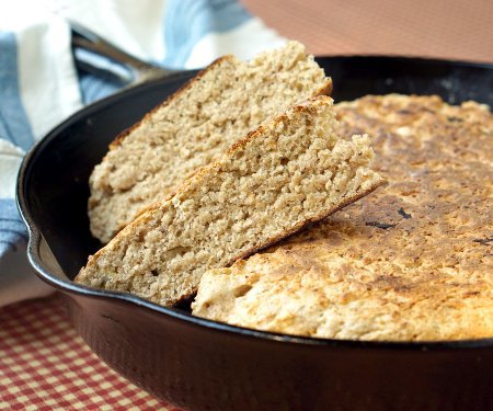 苏格兰班诺克面包是用简单的生面团在平底锅里做成的，这是在你的夏季篝火旁烹饪新鲜面包的完美食谱!| www.CuriousCuisiniere.com