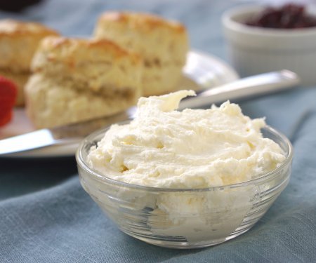 凝结奶油是英式烤饼不可或缺的伴侣，而且在家也很容易做!| www.CuriousCuisiniere.com