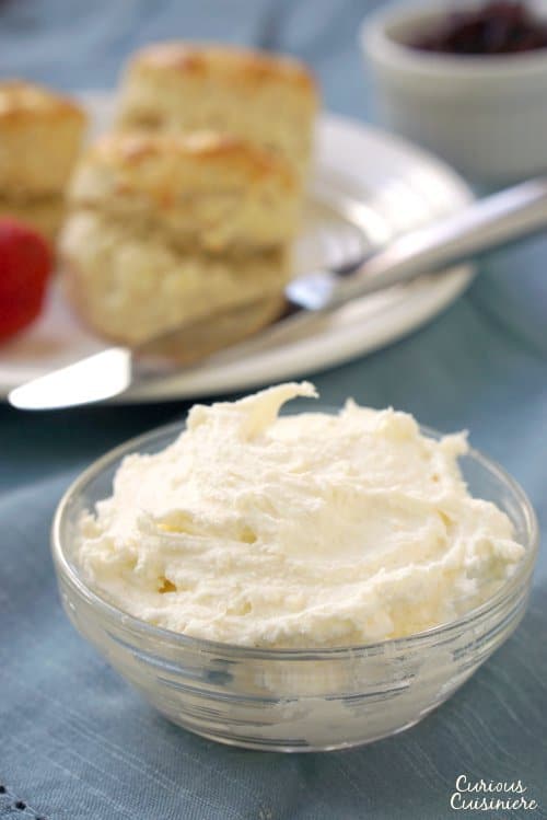 凝结奶油是英式烤饼不可或缺的伴侣，而且在家也很容易做!| www.CuriousCuisiniere.com