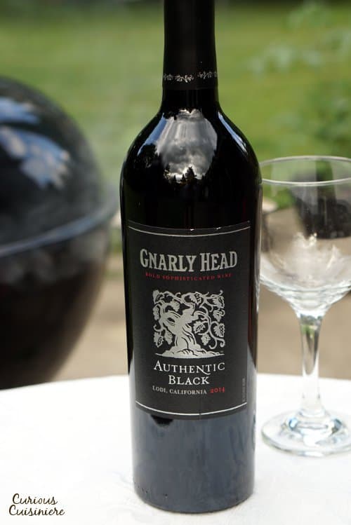 如果你正在寻找完美的葡萄酒来搭配夏天的烤肉和烟熏肉，看看没有比黑暗和多汁的正宗黑葡萄酒从Gnarly Head!| www.CuriousCuisiniere.com