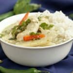 泰式绿咖喱是一种辛辣的咖喱，具有独特的草本风味。这是一道简单的咖喱菜，非常适合工作日晚餐!| www.CuriousCuisiniere.com