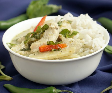 泰国绿咖喱是一种辛辣的咖喱，具有独特的草本风味。这是一种简单的咖喱，是完美的工作日晚餐!| www.CuriousCuisiniere.com