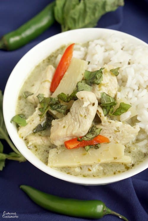 泰国绿咖喱是一种辛辣的咖喱，具有独特的草本风味。这是一种简单的咖喱，是完美的工作日晚餐!| www.CuriousCuisiniere.com