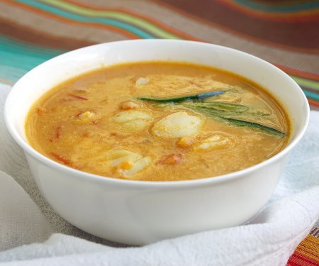 果安咖喱鱼是一种温暖而浓烈的咖喱鱼，用椰奶冷却。这是一个完美的印度海鲜咖喱食谱，可以用来加热!| www.CuriousCuisiniere.com