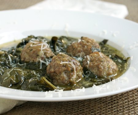 丰盛的肉类和健康的绿色蔬菜的完美结合，我们简单的意大利婚礼汤食谱快速美味，适合寒冷的一天。| www.CuriousCuisiniere.com