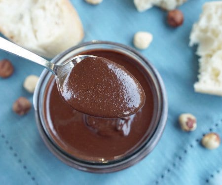 你可能会惊讶自制能多益巧克力酱是多么简单。它是如此快速和简单，我们打赌你会把这种榛果巧克力酱加到任何东西!| www.CuriousCuisiniere.com