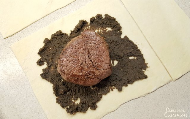 单独的惠灵顿牛肉是一种简单的方法,给任何特别的晚餐带来顶级的,有品位的感觉。我们的配方与一杯顺滑的梅洛葡萄酒完美搭配。| www.CuriousCuisiniere.com