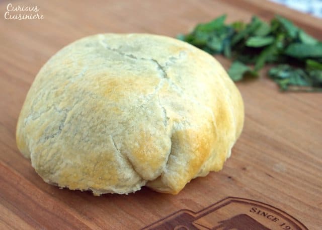 单独的惠灵顿牛肉是一种简单的方法,给任何特别的晚餐带来顶级的,有品位的感觉。我们的配方与一杯顺滑的梅洛葡萄酒完美搭配。| www.CuriousCuisiniere.com