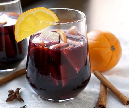 温暖的香料和冬季水果使这家加香料的冬季桑格里亚·食谱在您经典的西班牙红葡萄酒上进行乐趣扭曲。| www.CuriousCuisiniere.com