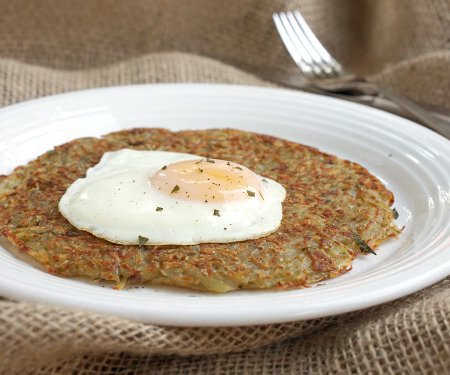 Swiss Potato Rosti是您的令人满意的马铃薯煎饼的经典食谱。传统上吃早餐，我们用鸡蛋服务我们的罗斯蒂。这是开始新的一天的完美方式！| www.CuriousCuisiniere.com