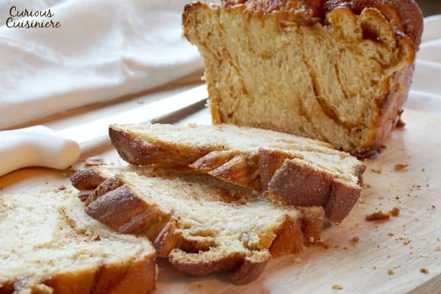柔软蓬松，并用肉桂味爆发！我们的面包机Cinnamon Babka Revipe使这种令人印象深刻，扭曲的甜面包超级易于放在一起。| www.CuriousCuisiniere.com