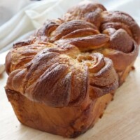 柔软蓬松，肉桂香味四溢！我们的面包机肉桂巴布卡配方使这种令人印象深刻，扭曲的甜面包超级容易放在一起www.curiouscuisinere.com