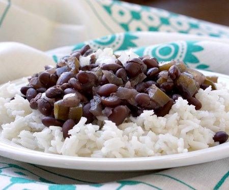 黑豆(frijoles negros)是任何古巴餐必备的配菜，青椒和洋葱味道浓郁，炖时间长，味道浓郁。| www.CuriousCuisiniere.com
