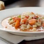 从字面上翻译就是“豆子意大利面”，白豆使这种意大利面成为一种丰盛的、充满馅料的菜肴。这是一份美味的午餐或晚餐食谱。| www.CuriousCuisiniere.com