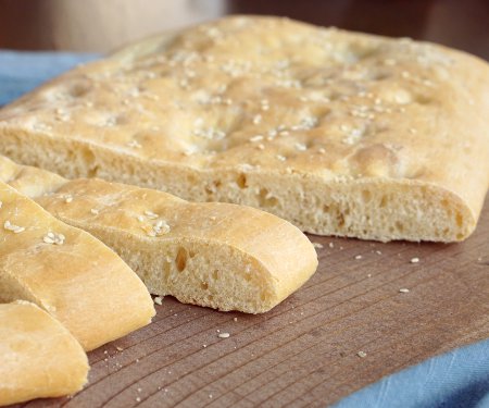 Lagana是一种简单的希腊大饼，传统上每年只吃一次，在清洁星期一，也就是希腊东正教大斋节的第一天。| www.CuriousCuisiniere.com