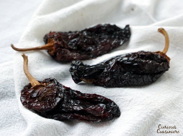 Ancho Chilie Peppers在热量较低，味道甜味和烟熏味。| www.CuriousCuisiniere.com