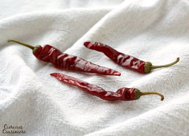 Cayenne智利辣椒鲜红色，经常使用干燥和粉状。|m.jamahire.com.