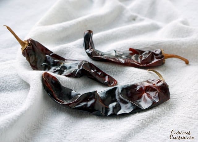 瓜吉罗辣椒是一种长而细的鲜红辣椒，表皮光滑。| www.CuriousCuisiniere.com