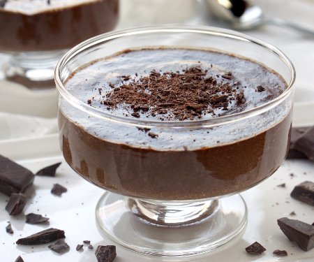 如果你喜欢奶油味的、浓郁的黑巧克力，那么奶油冻巧克力就很适合你。这款经典的法式巧克力慕斯非常容易制作，只需要一些原料!| www.CuriousCuisiniere.com
